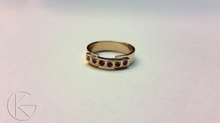 Ehtesõrmus kividega