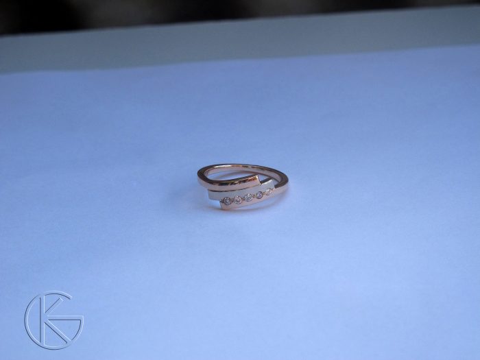 Ehtesõrmus kividega