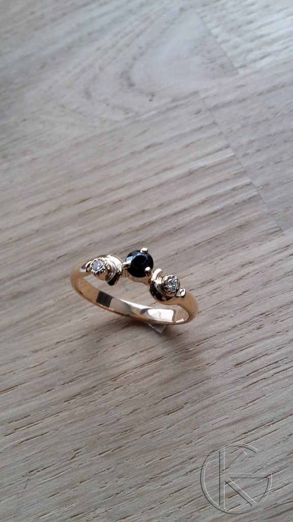 Ehtesõrmus safiiri ja briljantidega