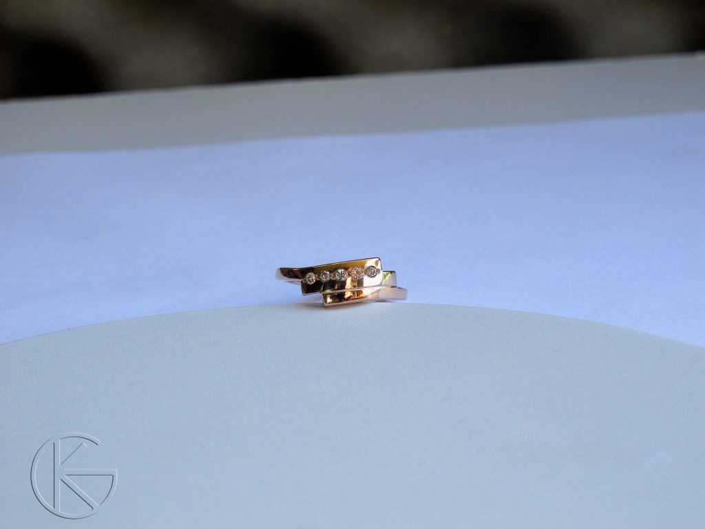 Ehtesõrmus kividega