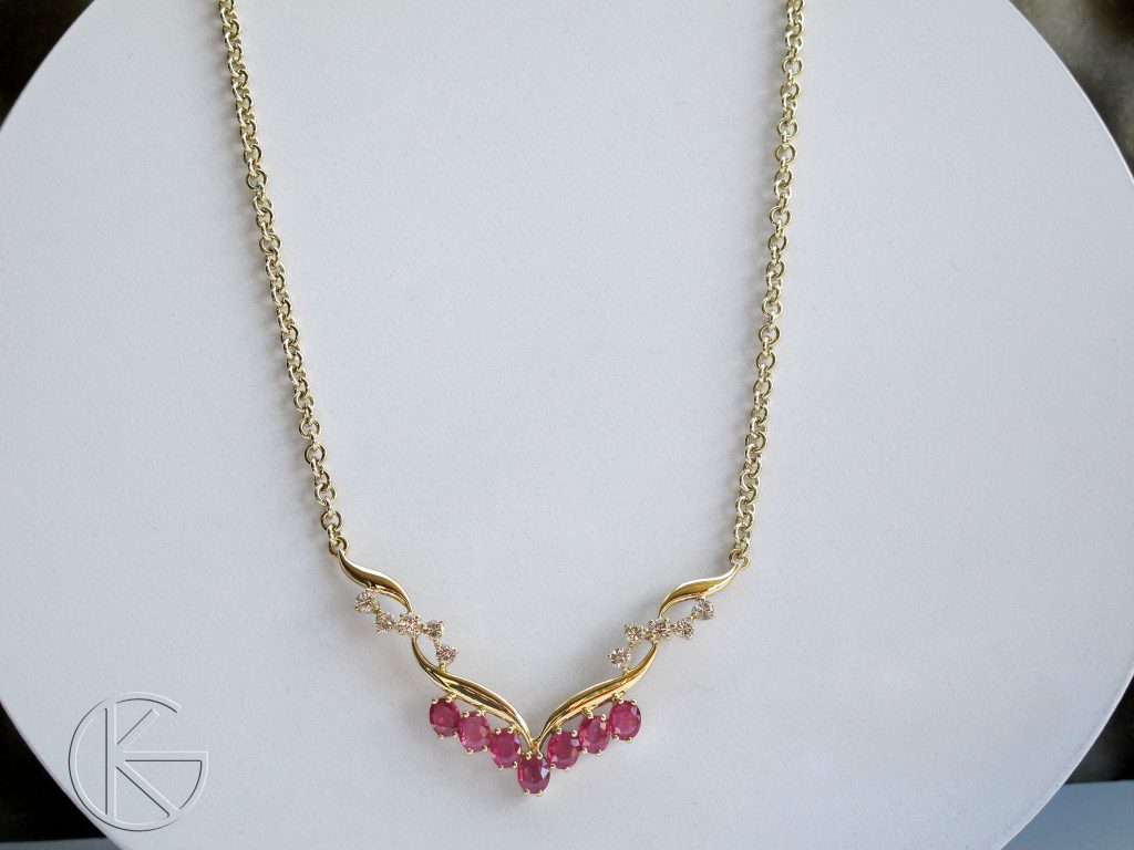 Kaelakee rubiinidega