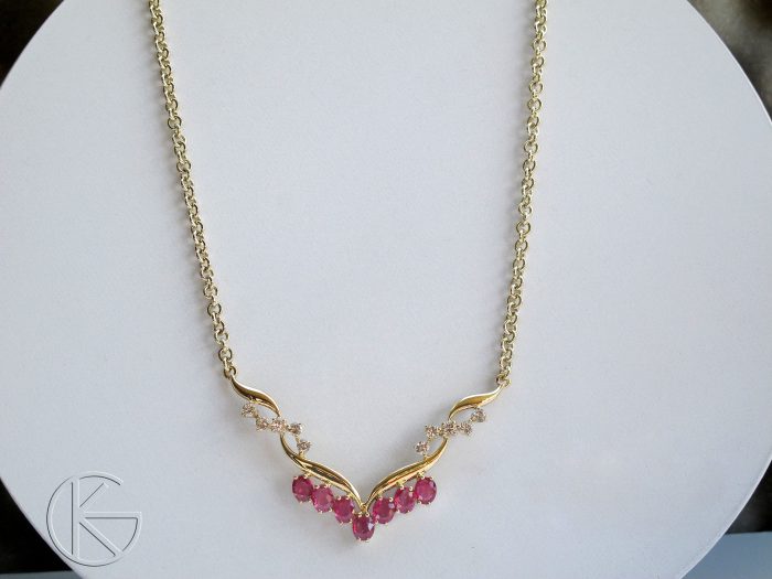 Kaelakee rubiinidega