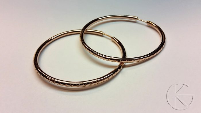 Mustlaskõrvarõngad mustriga