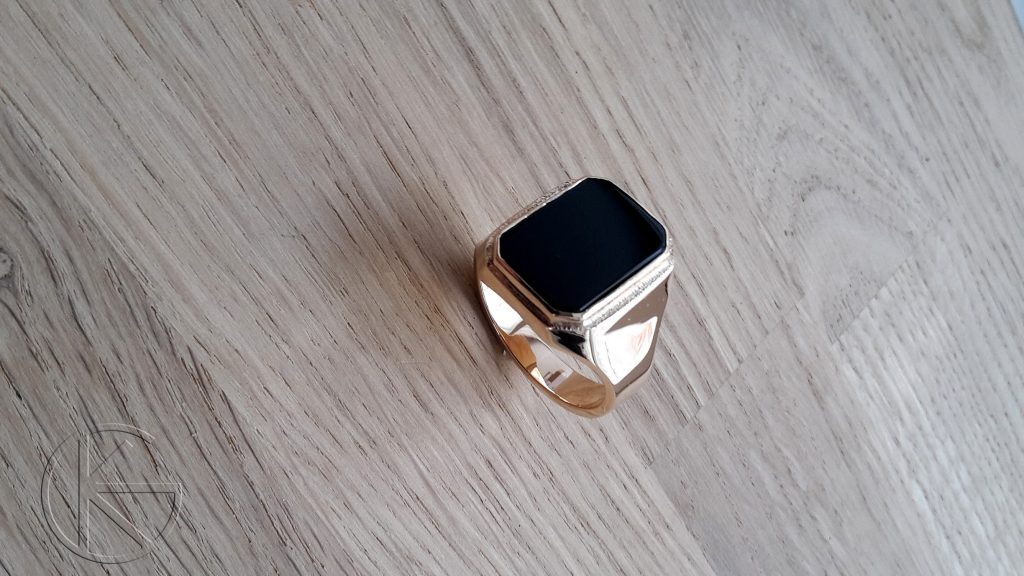 Kullast klotser oonüks kiviga