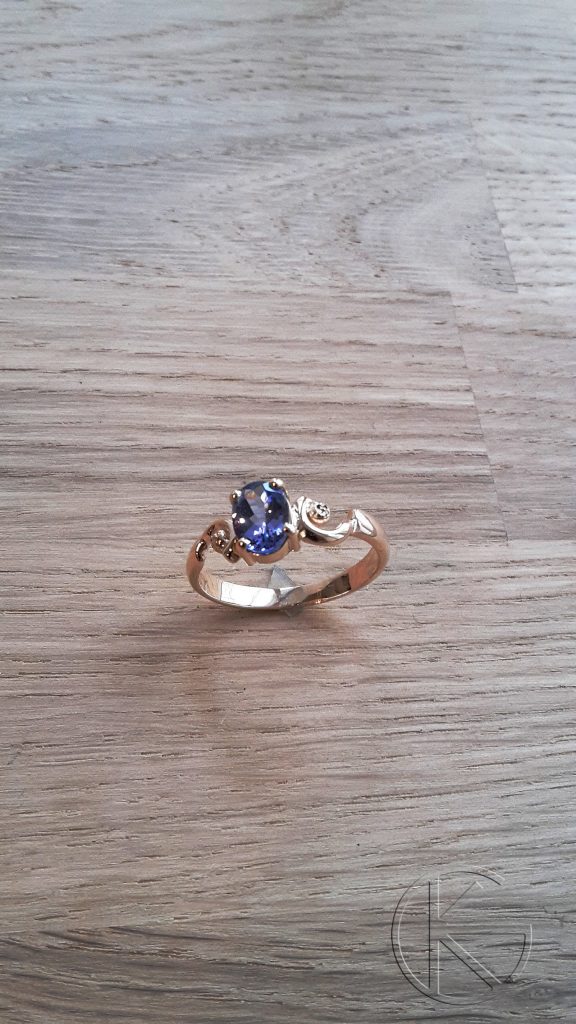 Kuldsõrmus loodusliku tansaniidiga