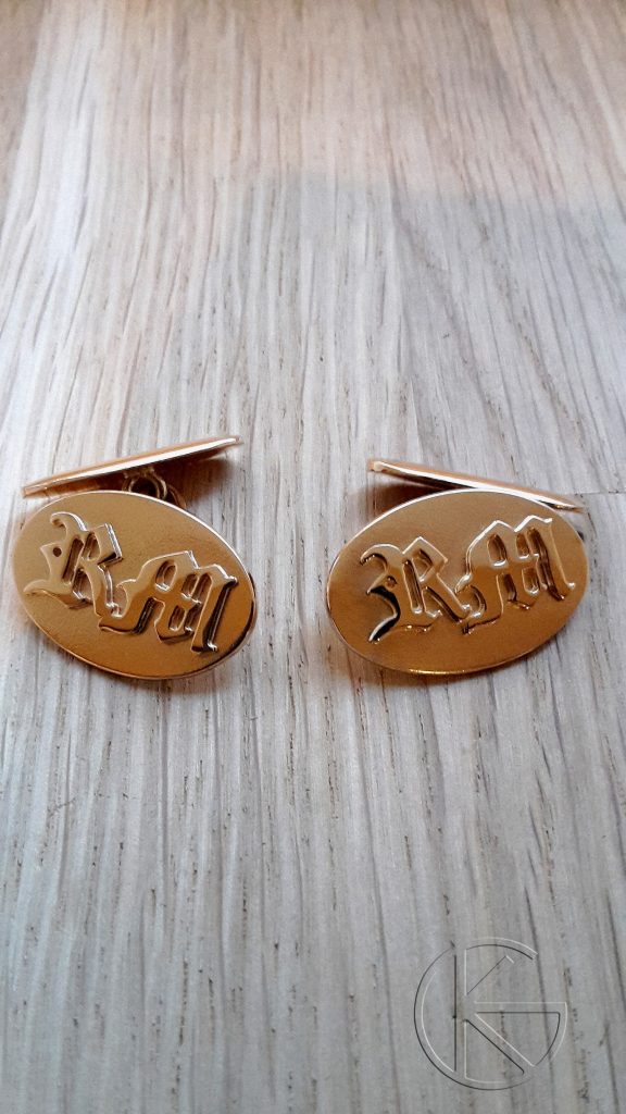 Kullast mansetinööbid