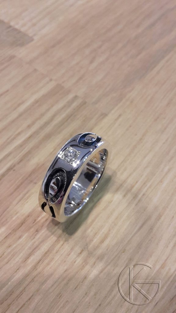 Briljandiga hõbedast kihlasõrmus