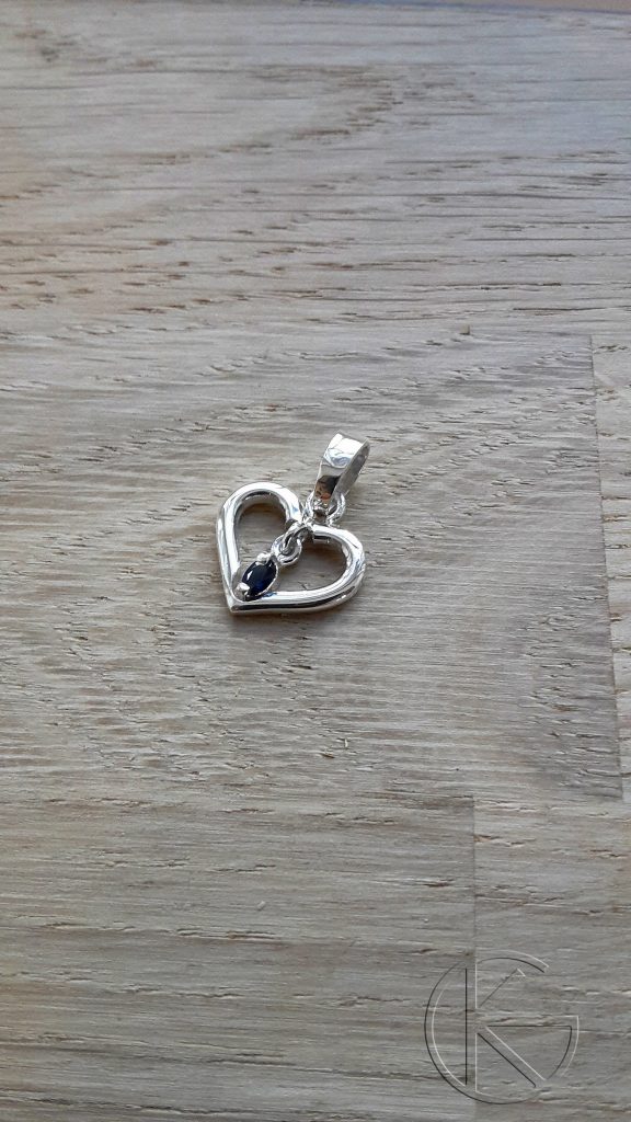 Hõbedast ripats loodusliku safiiriga