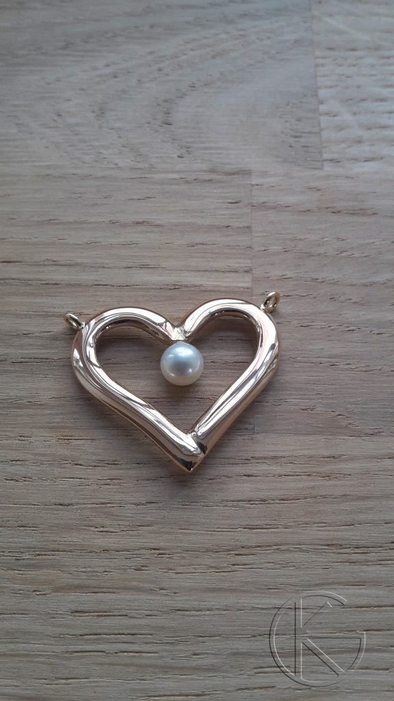 Kullast südamekujuline ripats naturaalse pärliga