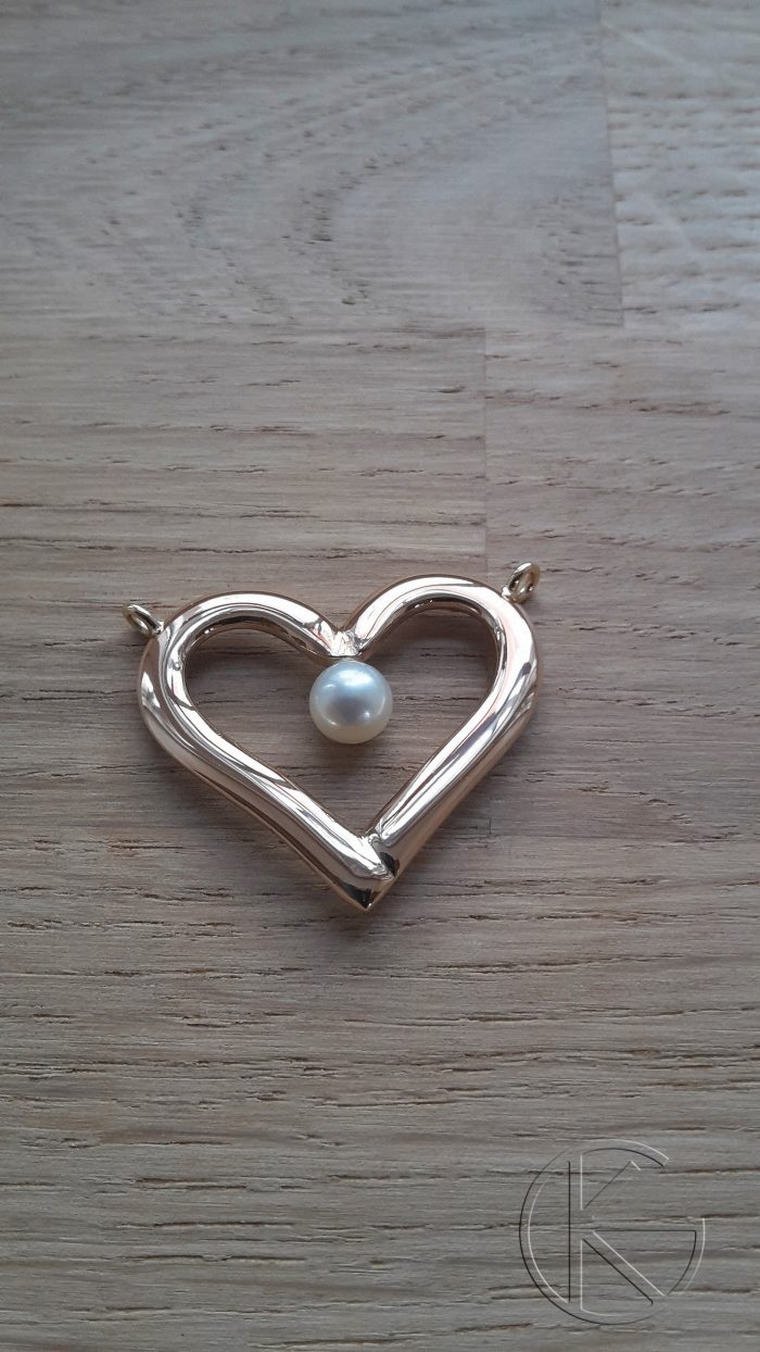 Kullast südamekujuline ripats naturaalse pärliga