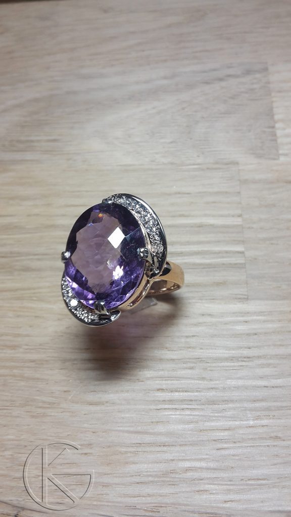 Kuldsõrmus loodusliku ametüsti ja briljantidega