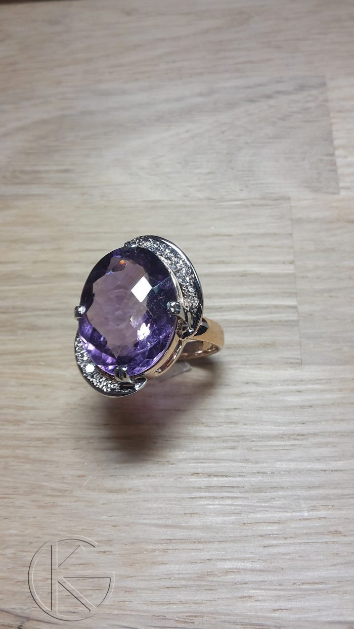 Kuldsõrmus loodusliku ametüsti ja briljantidega