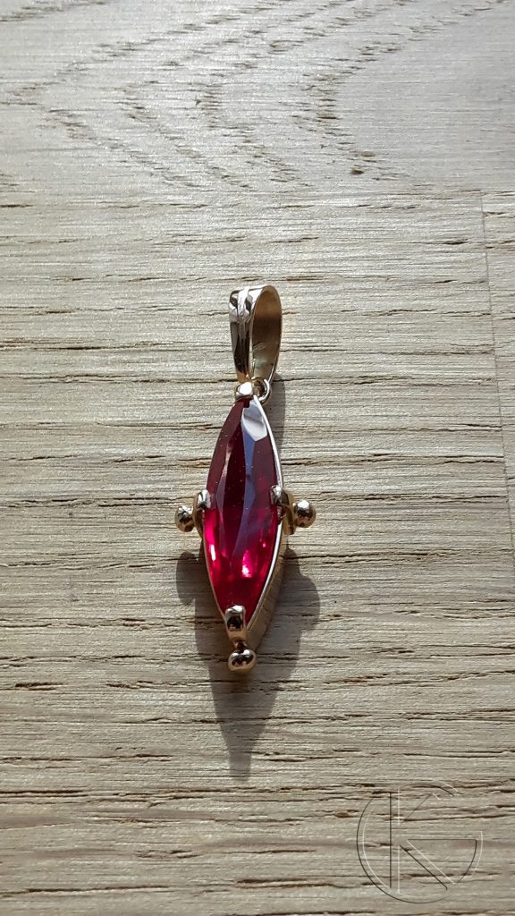 Kullast ripats sünteetilise rubiiniga