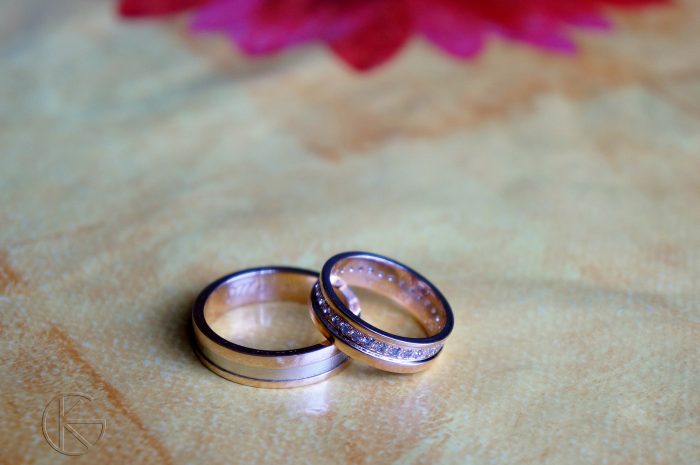 Abielusõrmus soonega ja ümberringi kividega