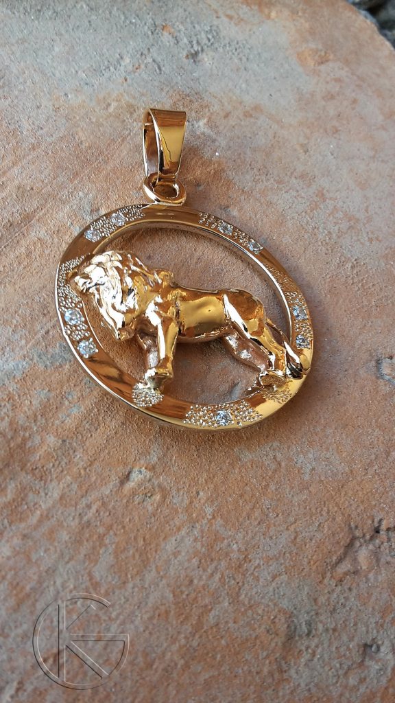 Kullast lõviga ripats