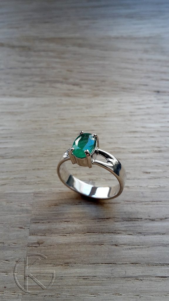 Valgest kullast sõrmus loodusliku smaragdiga