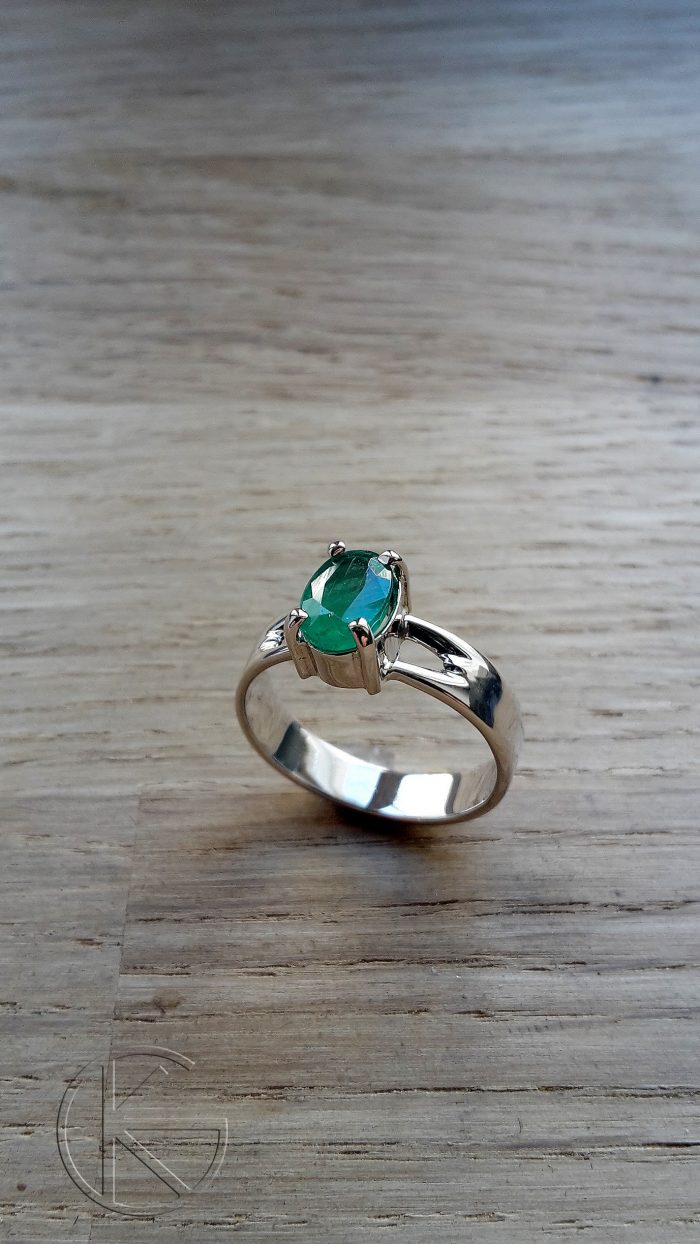 Valgest kullast sõrmus loodusliku smaragdiga