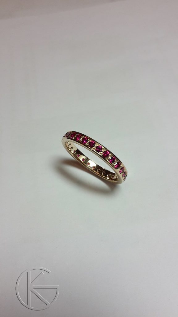 Kullast sõrmus sünteetiliste rubiinidega