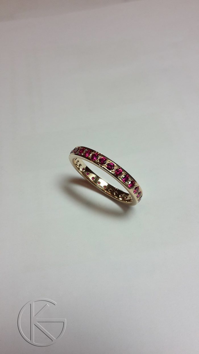 Kullast sõrmus sünteetiliste rubiinidega