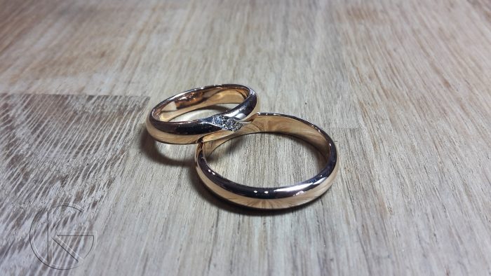 Kullast abielusõrmused kividega