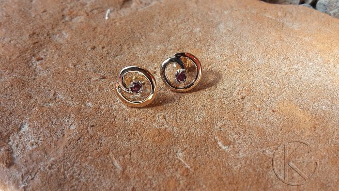 Kullast kõrvarõngad looduslike granaatidega