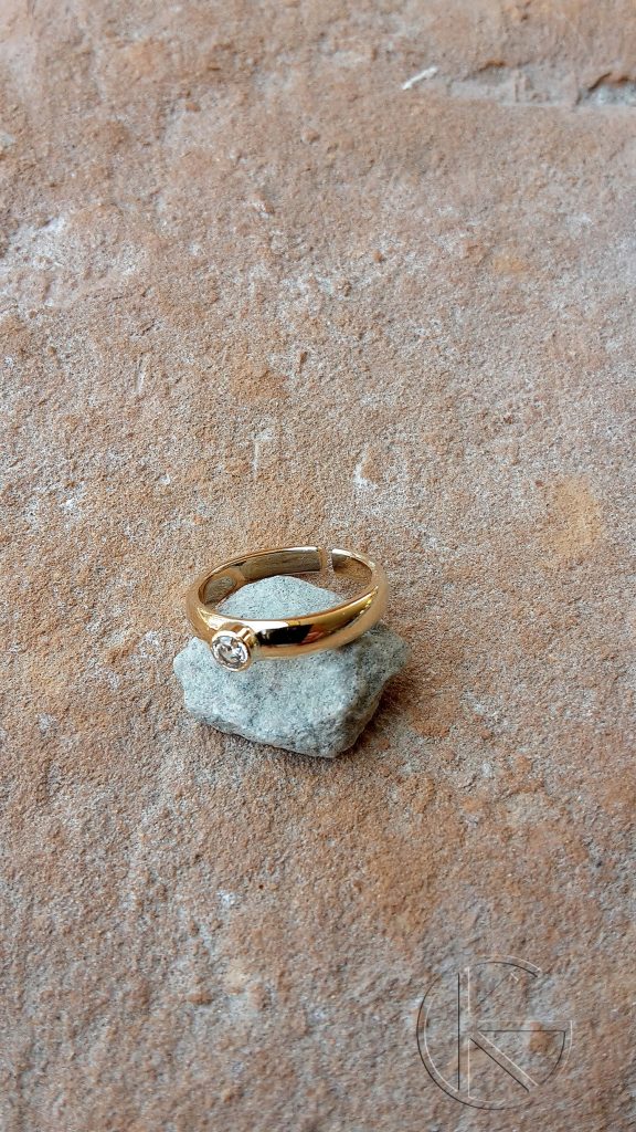 Kullast varbarõngas tsirkooniga