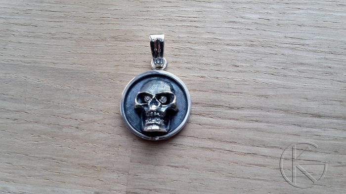 Hõbedast ripats pealuuga