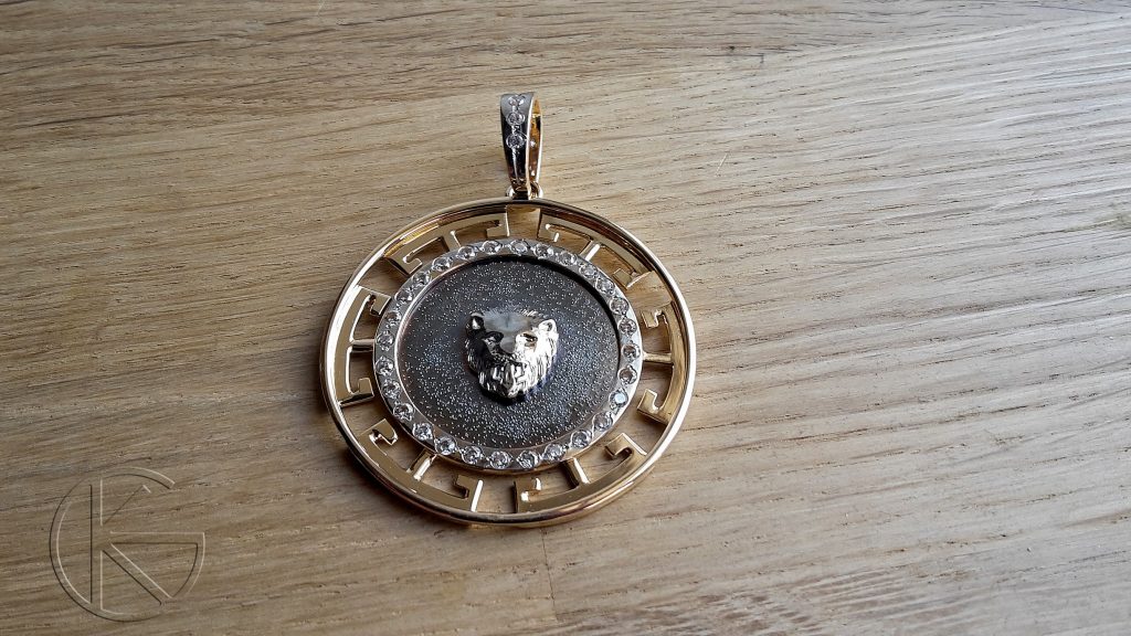 Kullast ripats tsirkoonidega