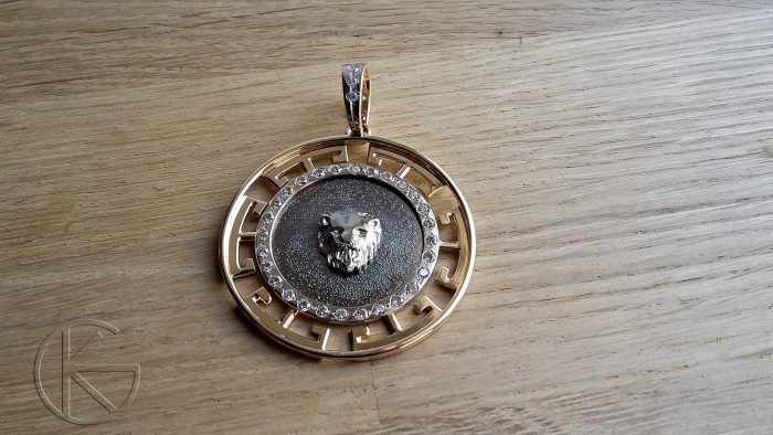 Kullast ripats tsirkoonidega