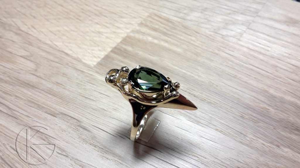 Kullast sõrmus loodusliku turmaliiniga