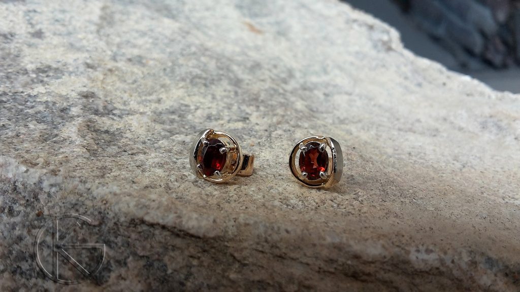 Kullast kõrvarõngad looduslike granaatidega