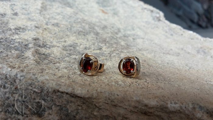 Kullast kõrvarõngad looduslike granaatidega