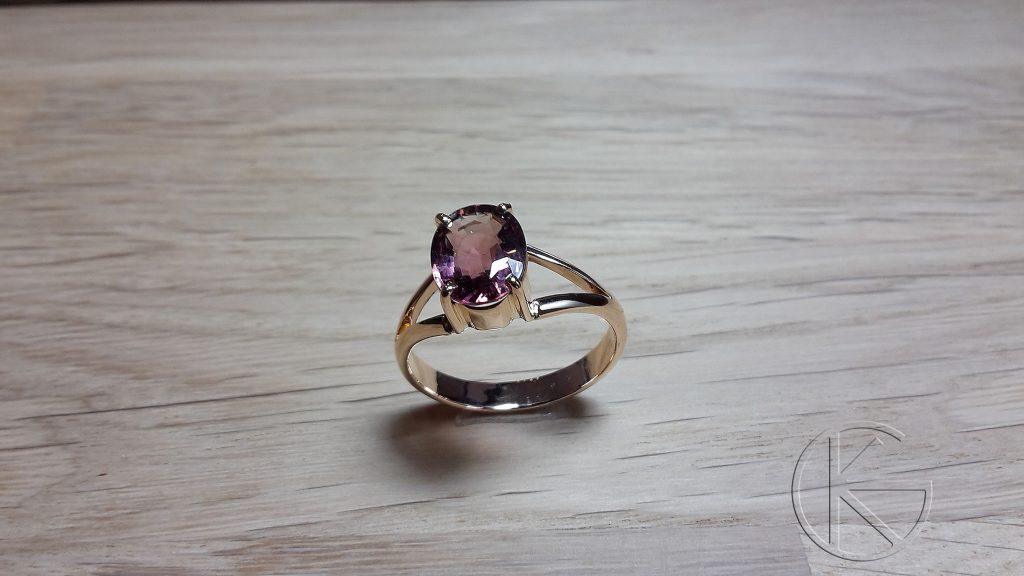 Kullast sõrmus loodusliku turmaliiniga