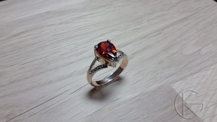 Kullast sõrmus loodusliku granaadiga