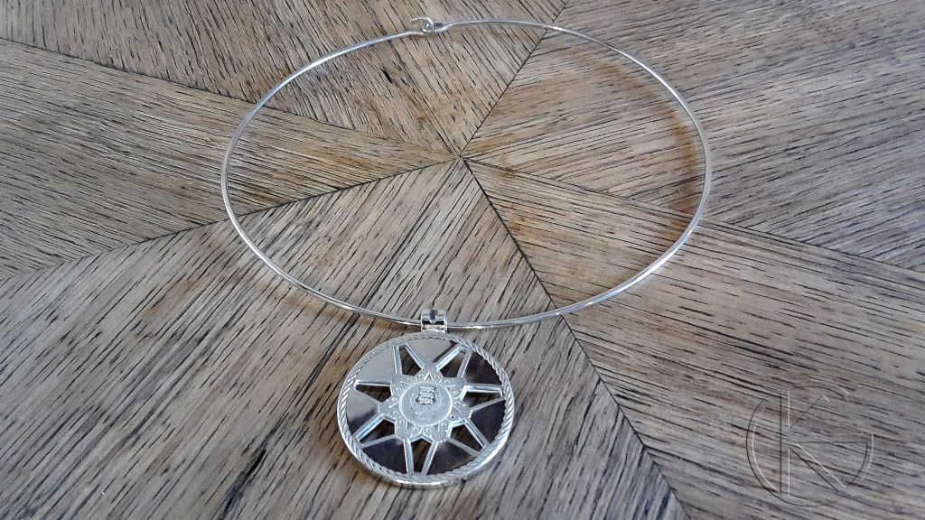 Hõbedast kaelaehe hõberahaga