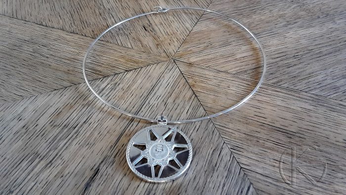 Hõbedast kaelaehe hõberahaga