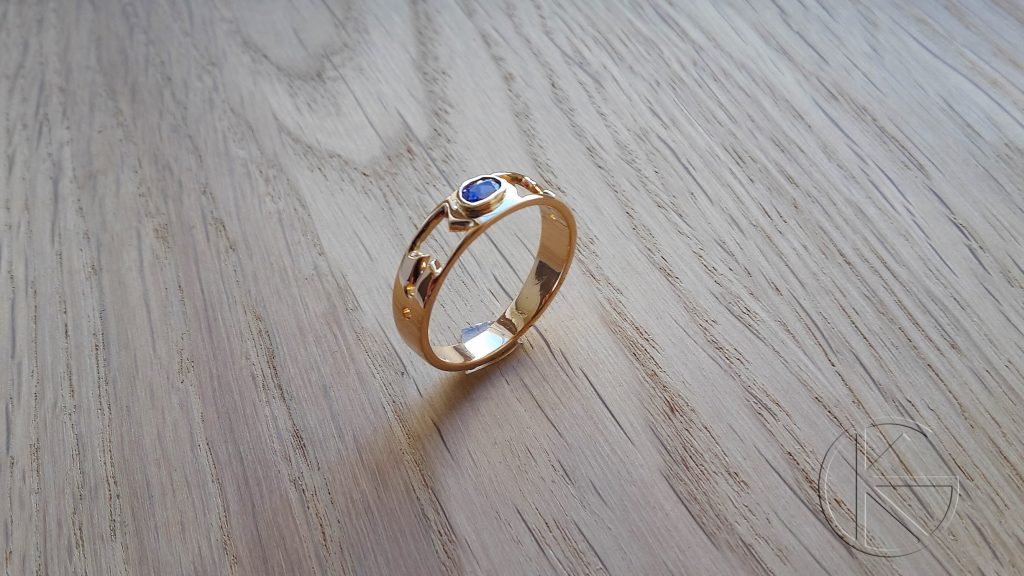 Kuldsõrmus loodusliku tansaniidiga