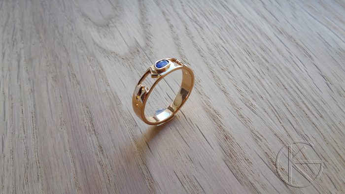 Kuldsõrmus loodusliku tansaniidiga