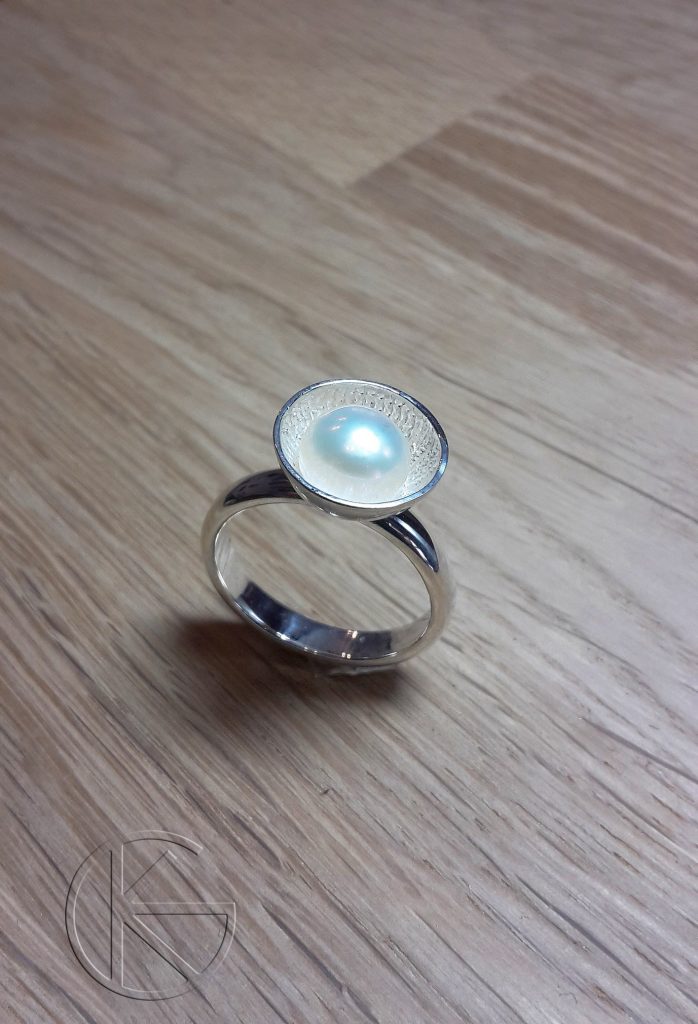 Hõbesõrmus naturaalse pärliga