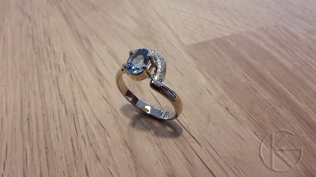 Topaasiga valgest kullast sõrmus