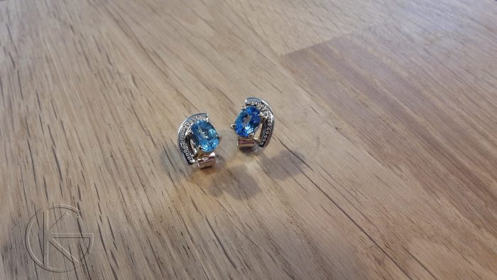 Valgest kullast kõrvarõngad topaasidega