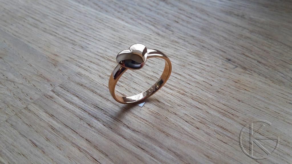 Südamega kullast sõrmus