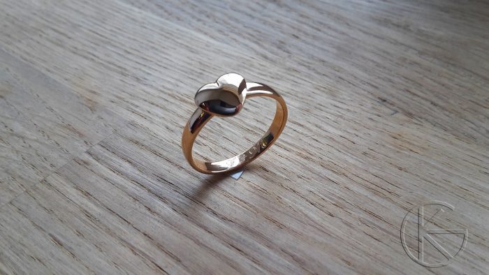 Südamega kullast sõrmus