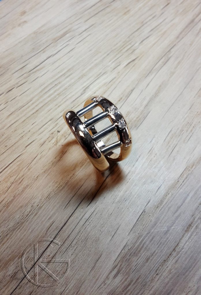 Kullast sõrmus tsirkoonidega