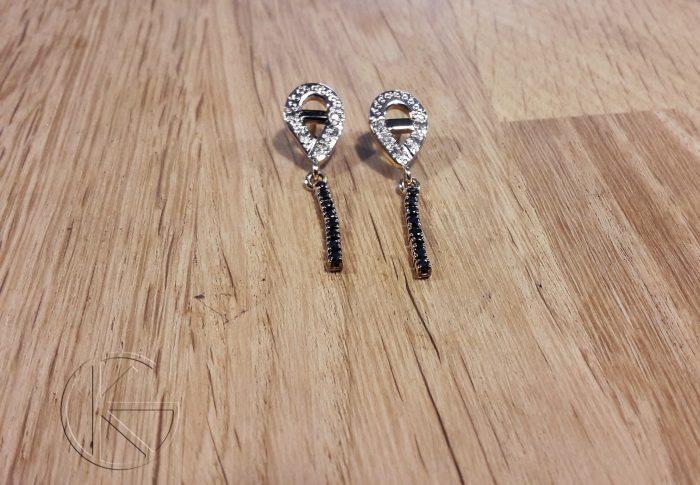 Kullast kõrvarõngad valgete ja mustade briljantidega