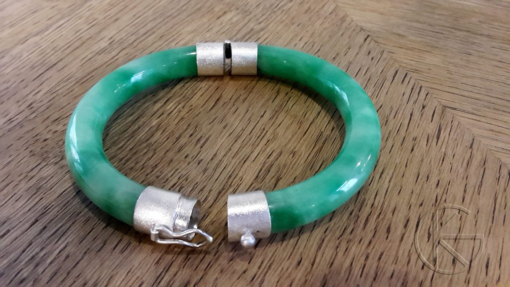 Jadeiidist käevõru hõbedaga