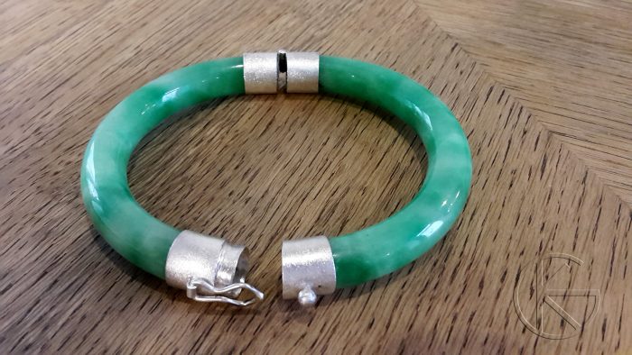 Jadeiidist käevõru hõbedaga