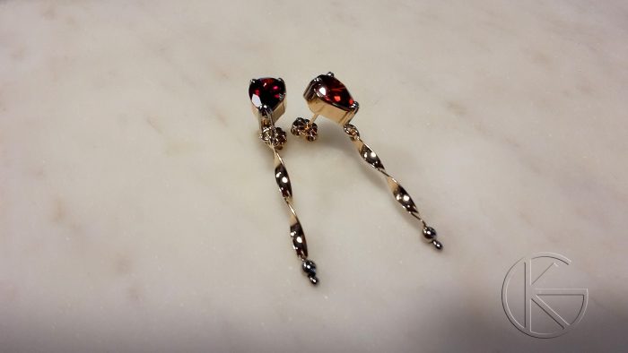 Looduslike granaatidega kullast kõrvarõngad