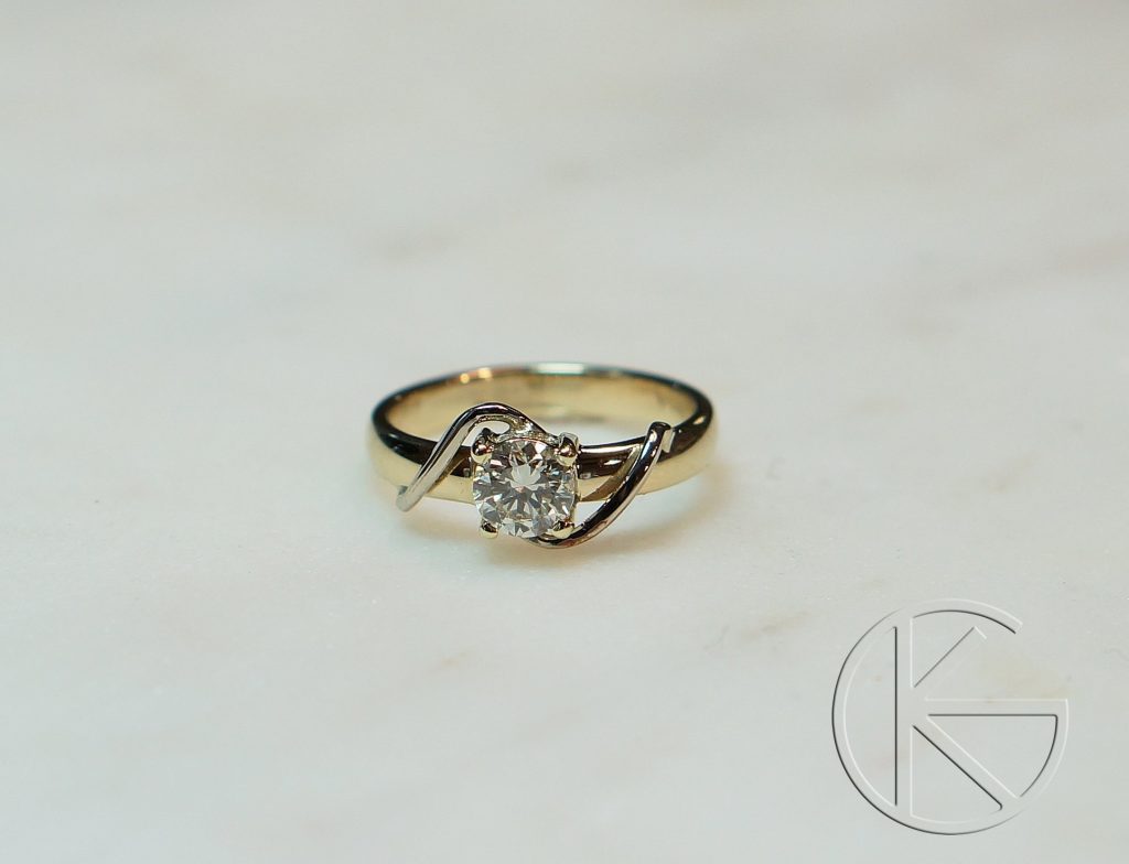 Kullast kihlasõrmus briljandiga 0,52ct