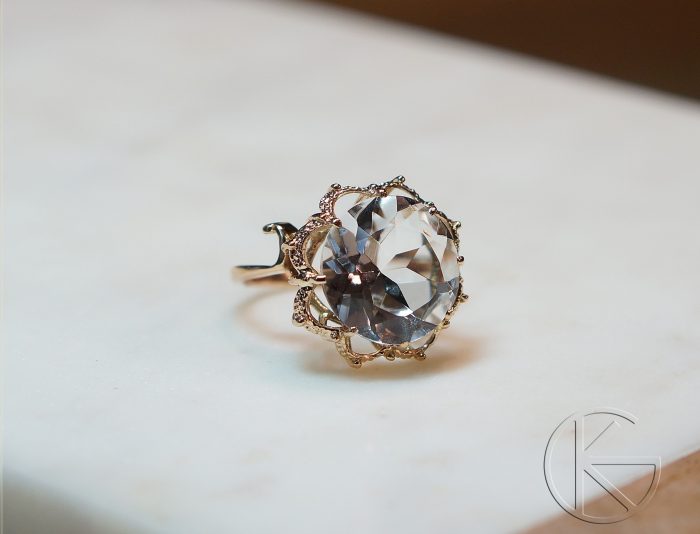 Kullast sõrmus mäekristalliga